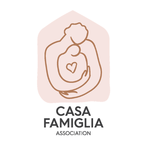 CASA-DI-A-FAMIGLIA L’arrivée d’un enfant est un bouleversement majeur pour les jeunes parents. Au-delà des défis physiques, c’est tout un équilibre de vie qui se transforme : la création du lien avec le bébé, la redéfinition des repères personnels et familiaux, ou encore l’impact sur la relation de couple. Cette transition est souvent mal anticipée durant la grossesse et insuffisamment accompagnée après la naissance.